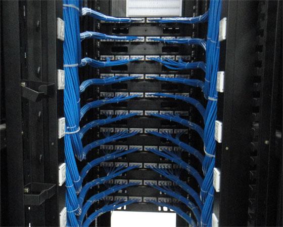 配电系统与配线架 网络机柜高效运行的双重支柱